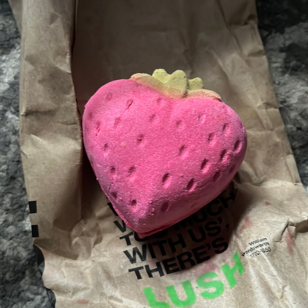 Lush cosmetics strawberry crumble bubbleroon